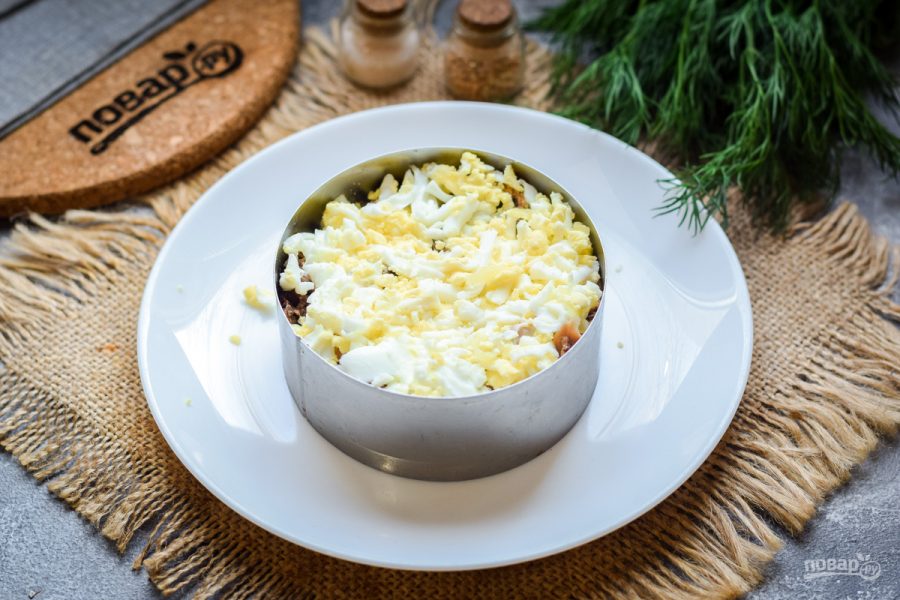 Слоеный салат с тунцом и картофелем - фото шаг 5