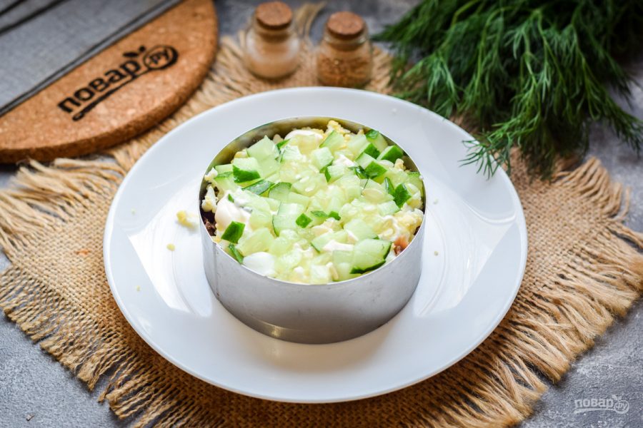 Слоеный салат с тунцом и картофелем - фото шаг 6