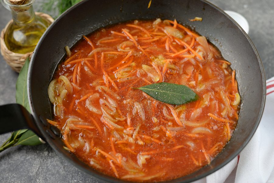 Жареные рапаны с луком и морковью в томатном соусе - фото шаг 5