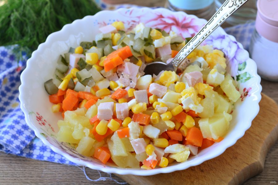 Салат с бужениной и кукурузой - фото шаг 7