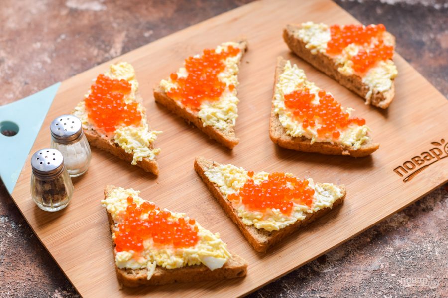 Бутерброды с плавленым сыром и икрой - фото шаг 7