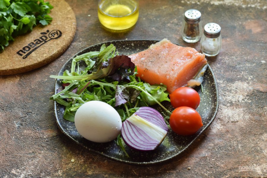 Салат с лососем и яйцом пашот - фото шаг 1