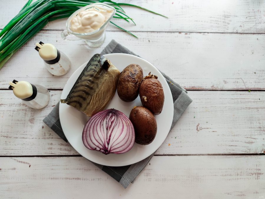 Салат с картофелем и копченой скумбрией - фото шаг 1
