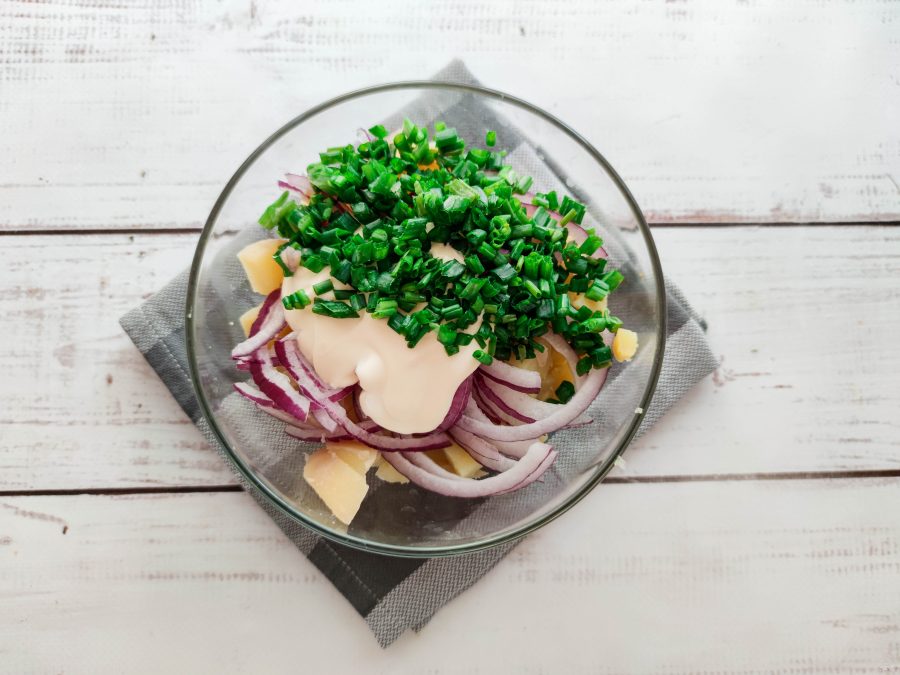 Салат с картофелем и копченой скумбрией - фото шаг 5