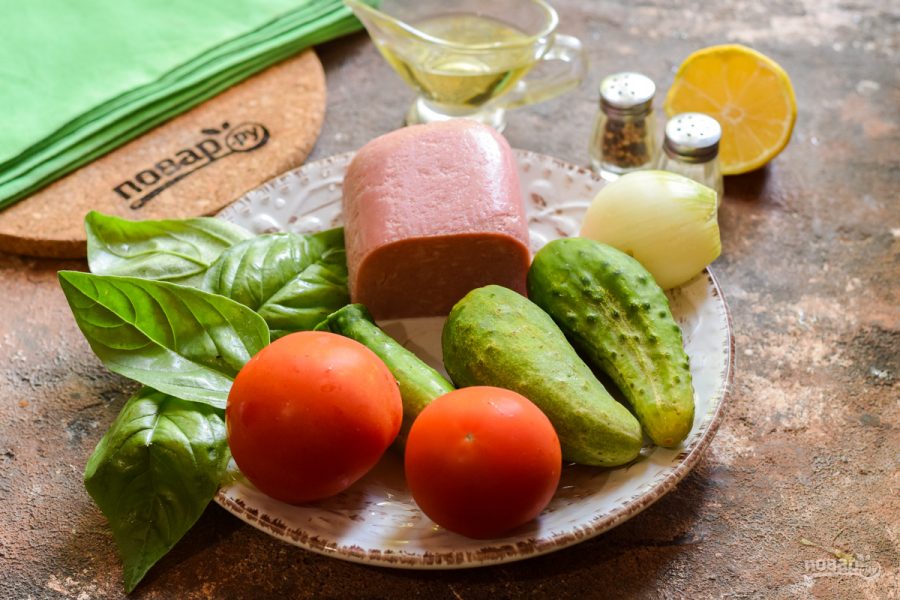 Салат с ветчиной, помидорами и базиликом - фото шаг 1