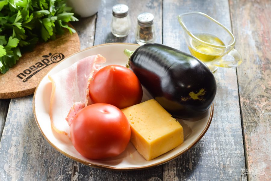 Баклажаны запеченные с сыром, помидорами и беконом - фото шаг 1