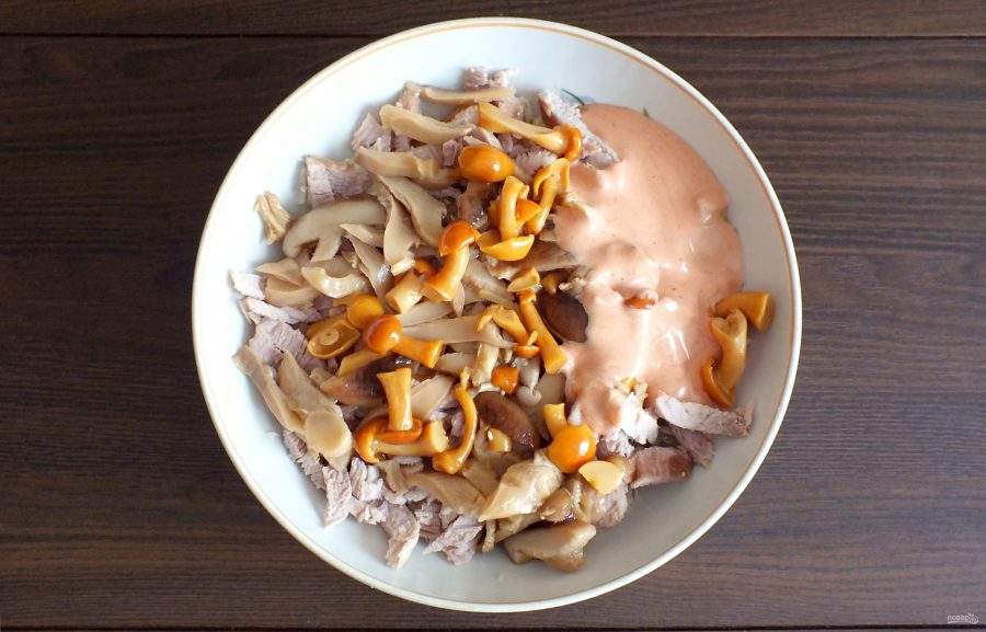 Салат с мясом и маринованными грибами - фото шаг 5