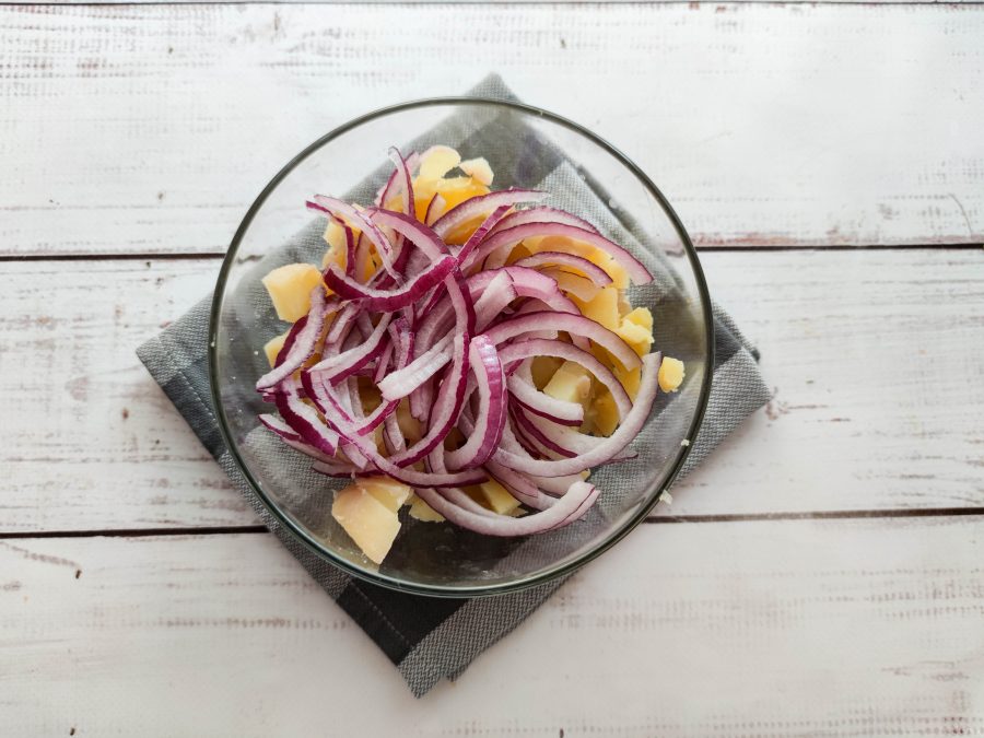 Салат с картофелем и копченой скумбрией - фото шаг 4