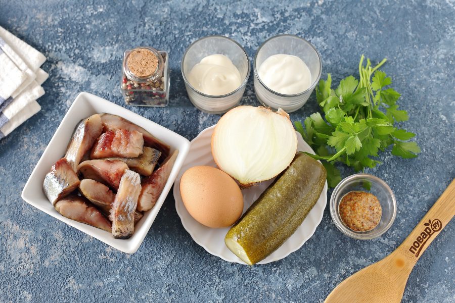 Салат с селедкой и маринованными огурцами - фото шаг 1
