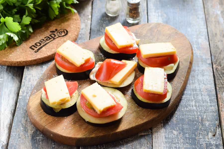 Баклажаны запеченные с сыром, помидорами и беконом - фото шаг 5