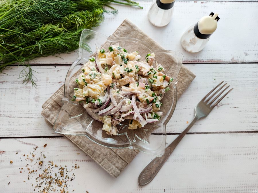 Салат с картофелем и копченой скумбрией - фото шаг 6