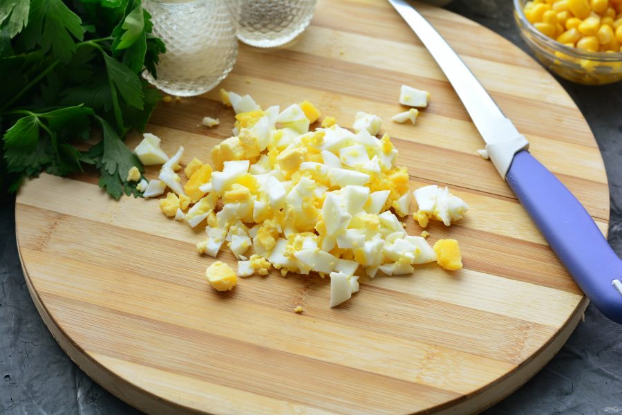 Салат с копченым мясом и кукурузой - фото шаг 3