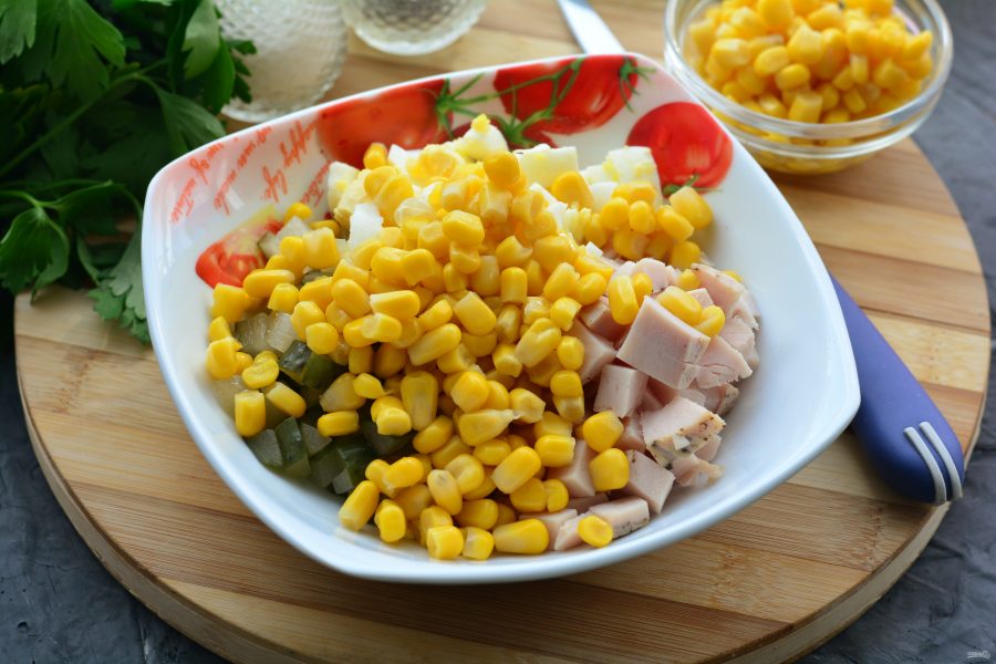 Салат с копченым мясом и кукурузой - фото шаг 5