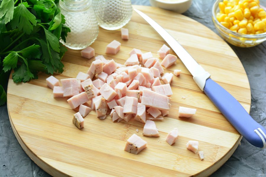 Салат с копченым мясом и кукурузой - фото шаг 2