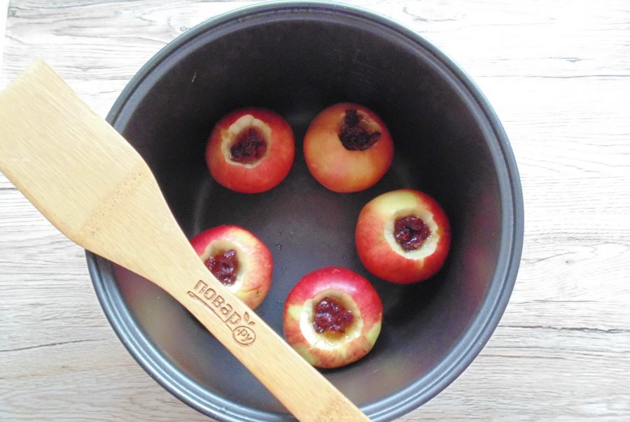 Запеченные яблоки с медом в мультиварке - фото шаг 5