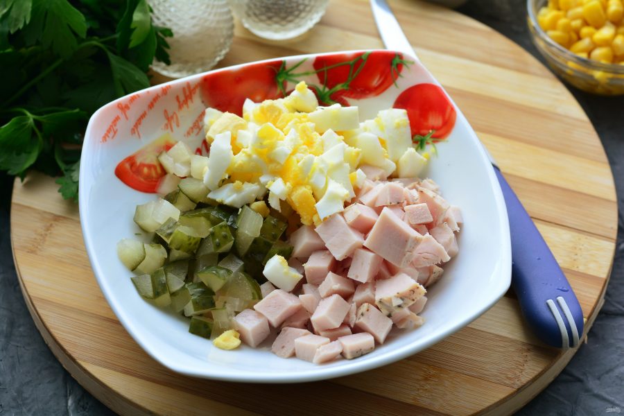 Салат с копченым мясом и кукурузой - фото шаг 4