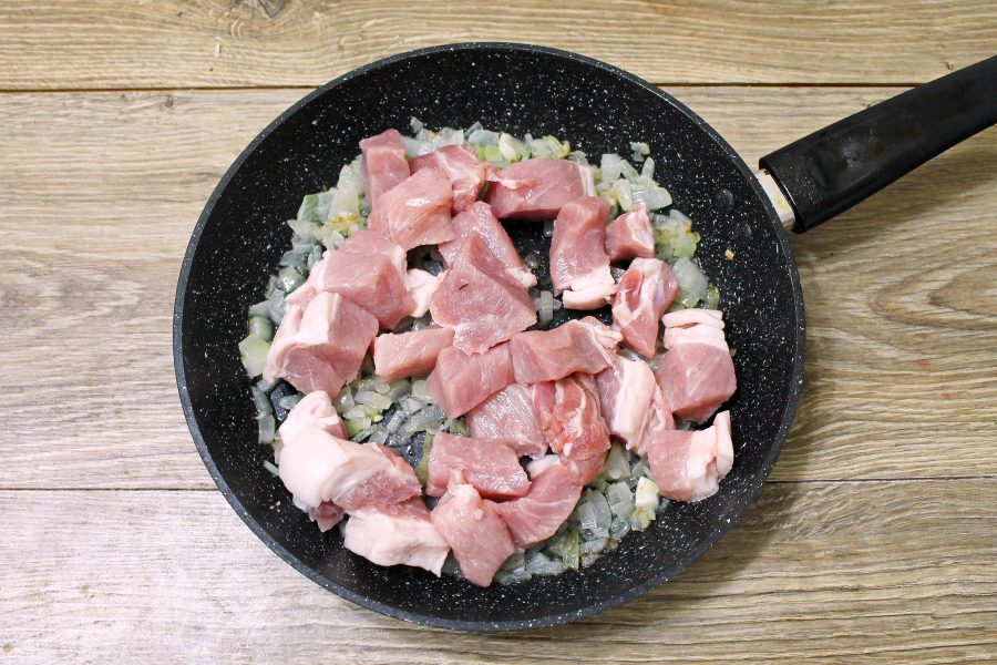 Мясо с баклажанами в горшочках в духовке - фото шаг 4