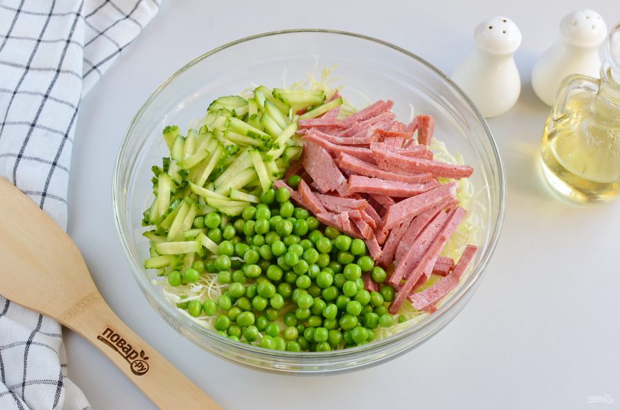 Салат с капустой и копченой колбасой - фото шаг 3