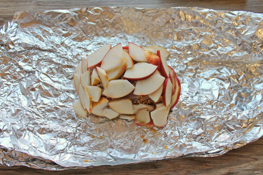 Карбонат в духовке с яблоками - фото шаг 4