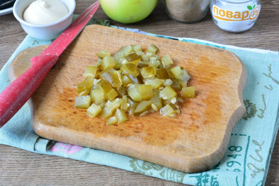 Немецкий салат с селедкой, яблоком и картошкой - фото шаг 5