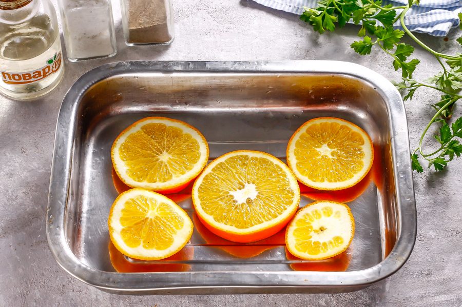Карп с апельсинами в духовке - фото шаг 3