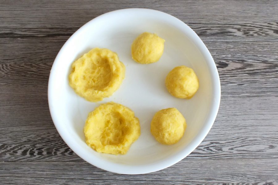 Картофельные ватрушки с фаршем - фото шаг 9
