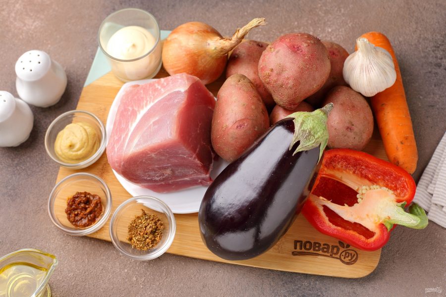 Мясо с баклажанами и картошкой в духовке - фото шаг 1