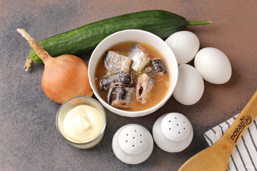 Салат с консервированной сайрой, огурцом и яйцом - фото шаг 1