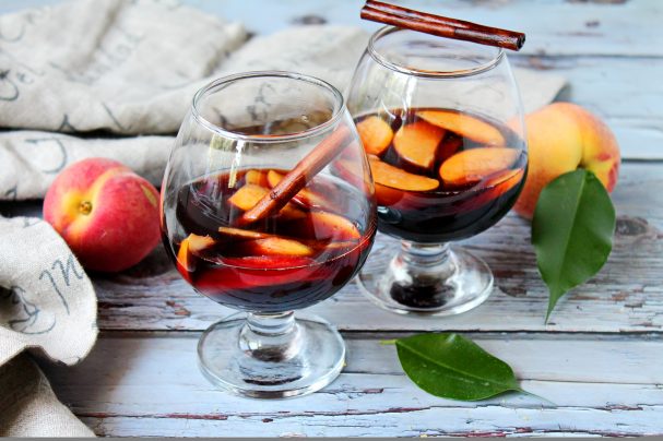 Персики в красном вине