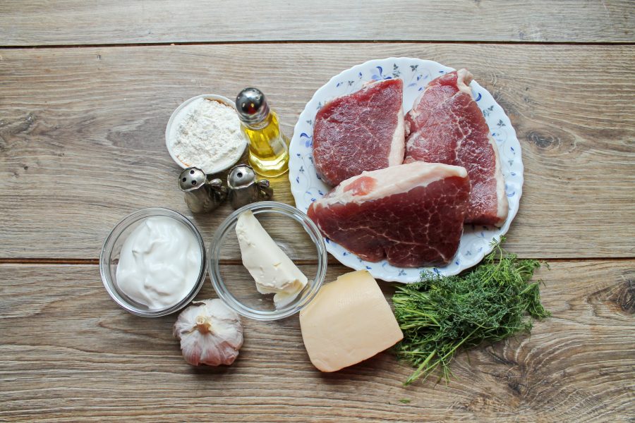 Мясные рулетики с сыром и зеленью в сметанно-чесночном соусе - фото шаг 1