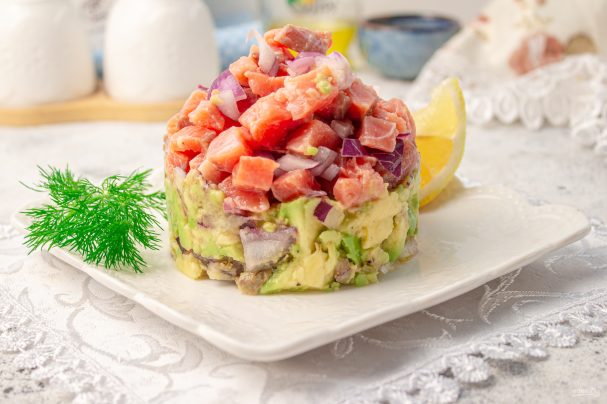 Праздничный легкий салат с семгой и авокадо