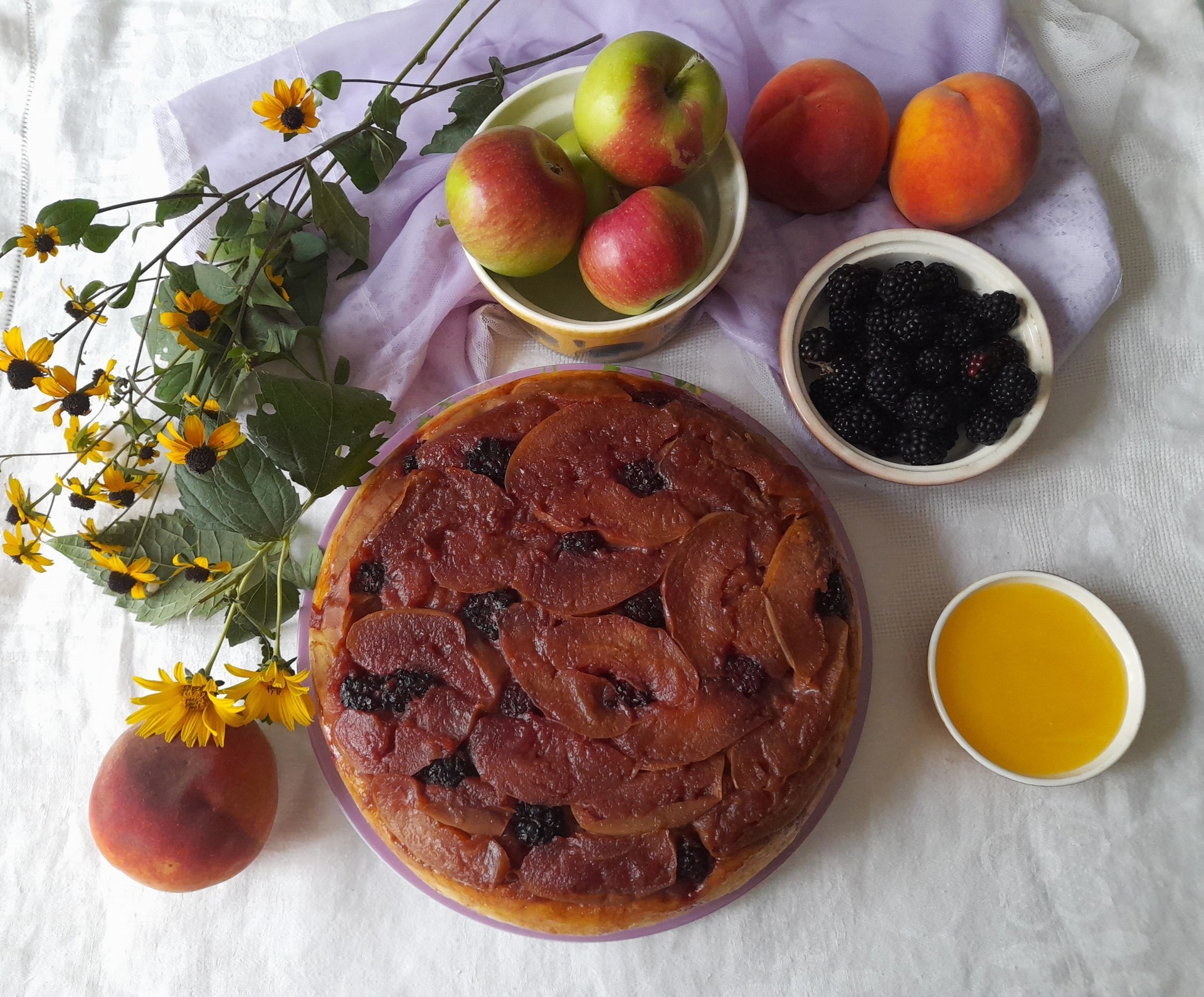 Фото к рецепту: Дрожжевой пирог с яблоками и ежевикой