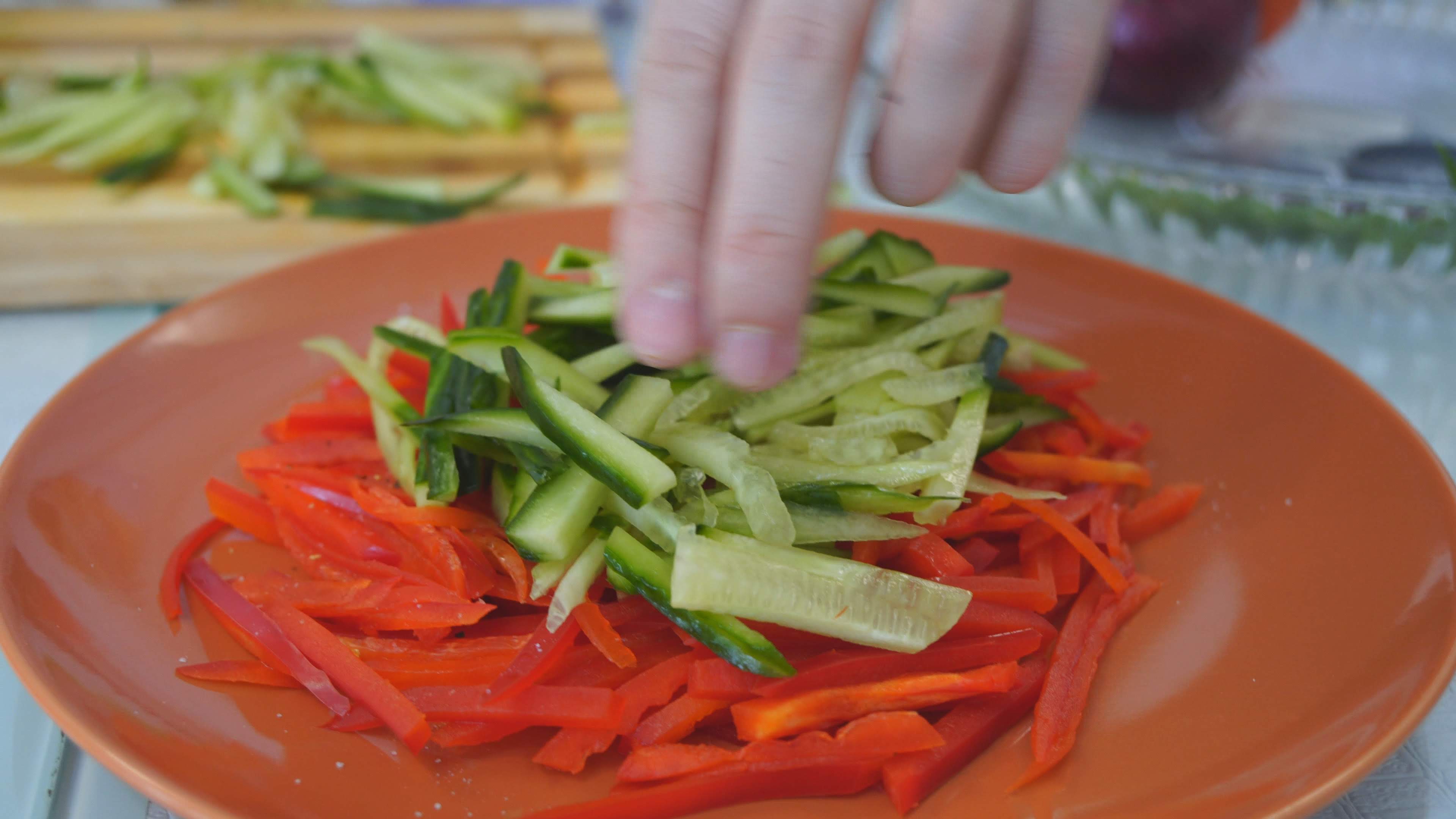 Восточный овощной салат с куриной грудкой: шаг 3