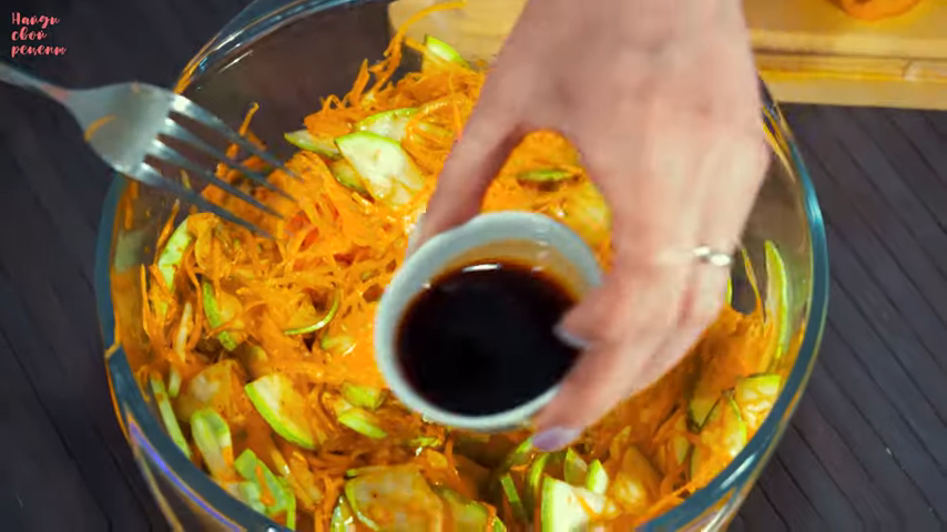 Острый салат из кабачков с морковью по-корейски: шаг 6