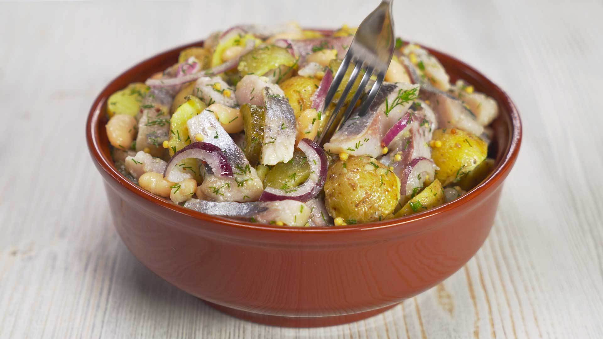 Фото к рецепту: Картофельный салат с сельдью, белой фасолью и солеными огурчиками