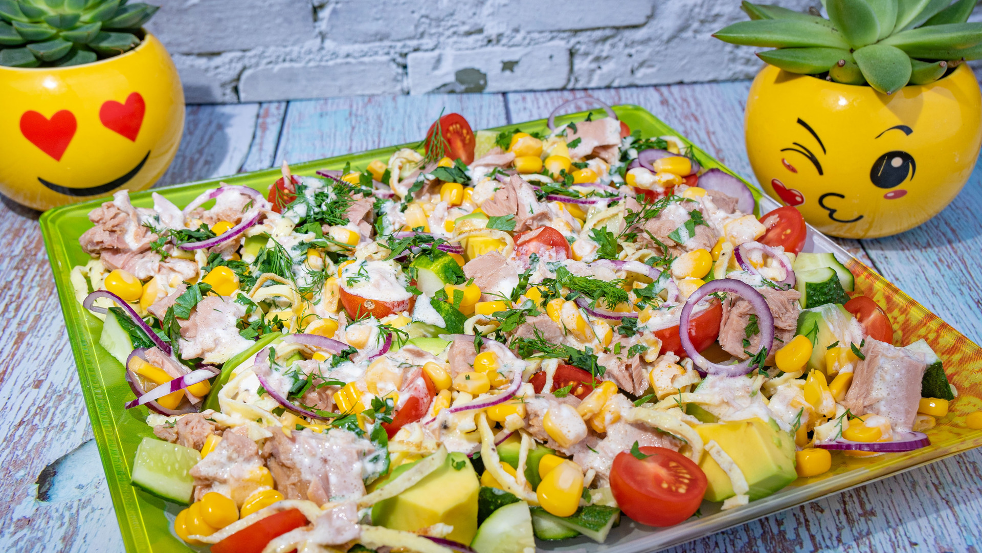 Фото к рецепту: Салат из тунца с авокадо и кукурузой на праздничный стол