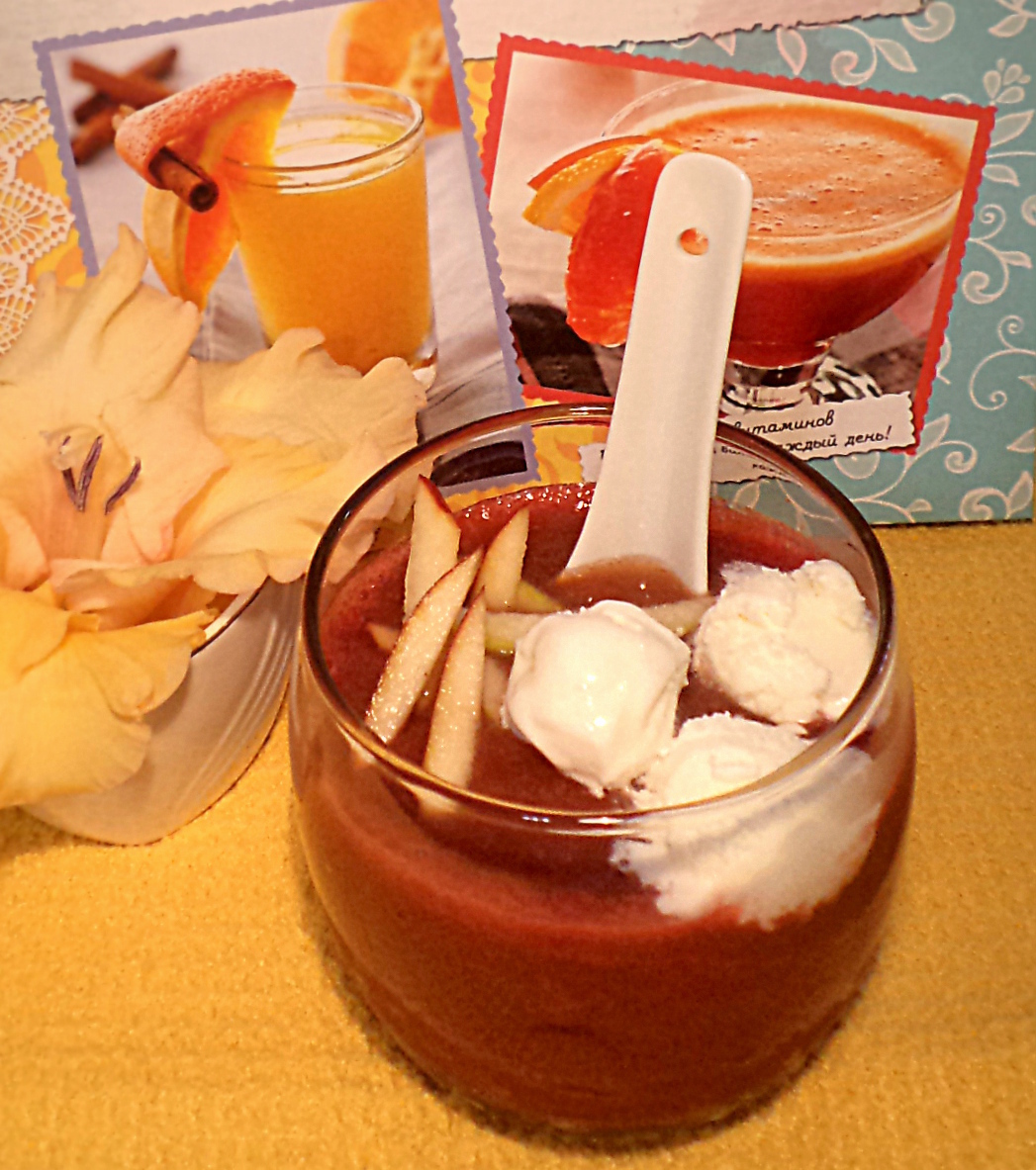 Фото к рецепту: Фруктово-ягодный смузи "остынь!" с ванильным мороженым и вишней