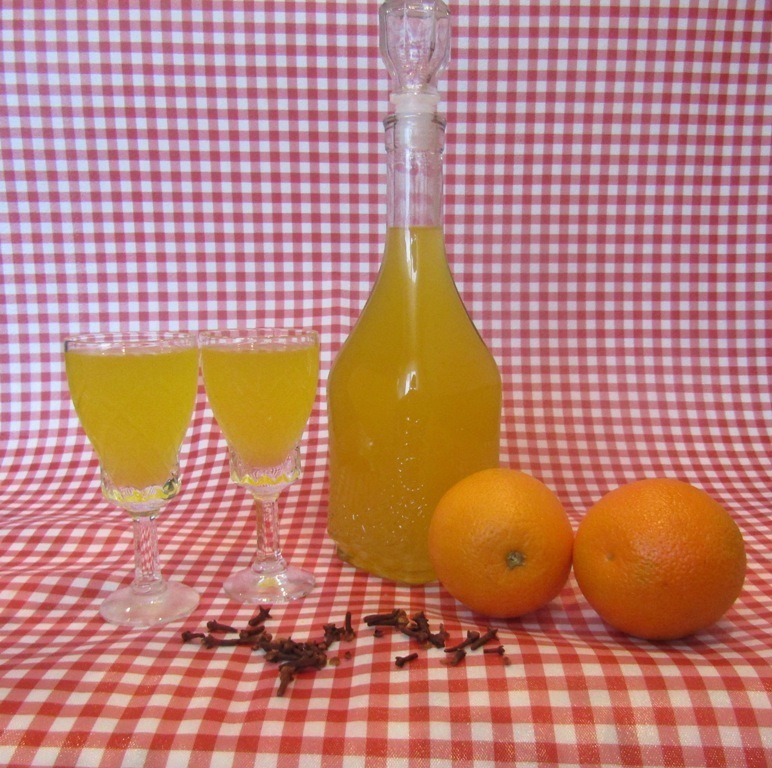 Фото к рецепту: Апельсиново-гвоздичный ликер