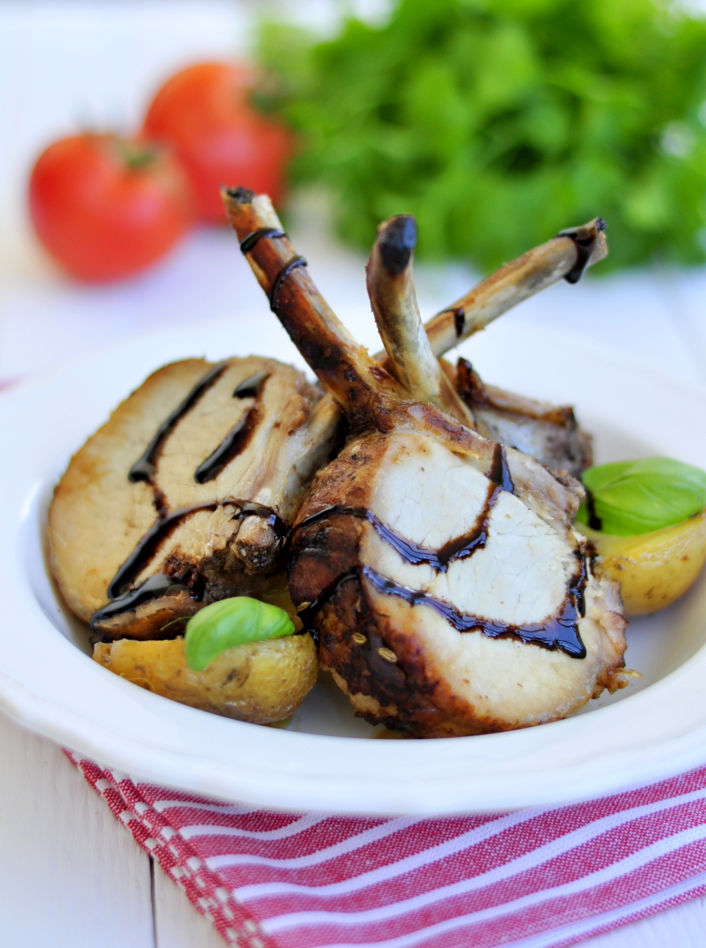 Фото к рецепту: Мясо на косточке маринованное в бальзамическом уксусе и оливковом масле с прованскими травами