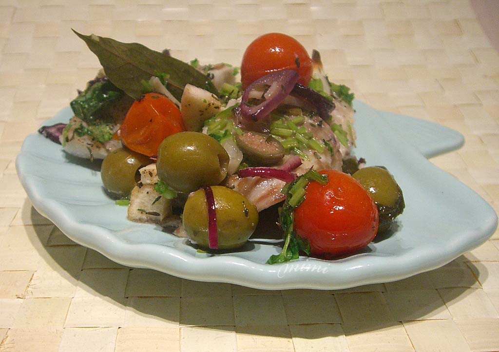 Рыба, запеченная с томатами-черри, оливками и зеленью: шаг 3