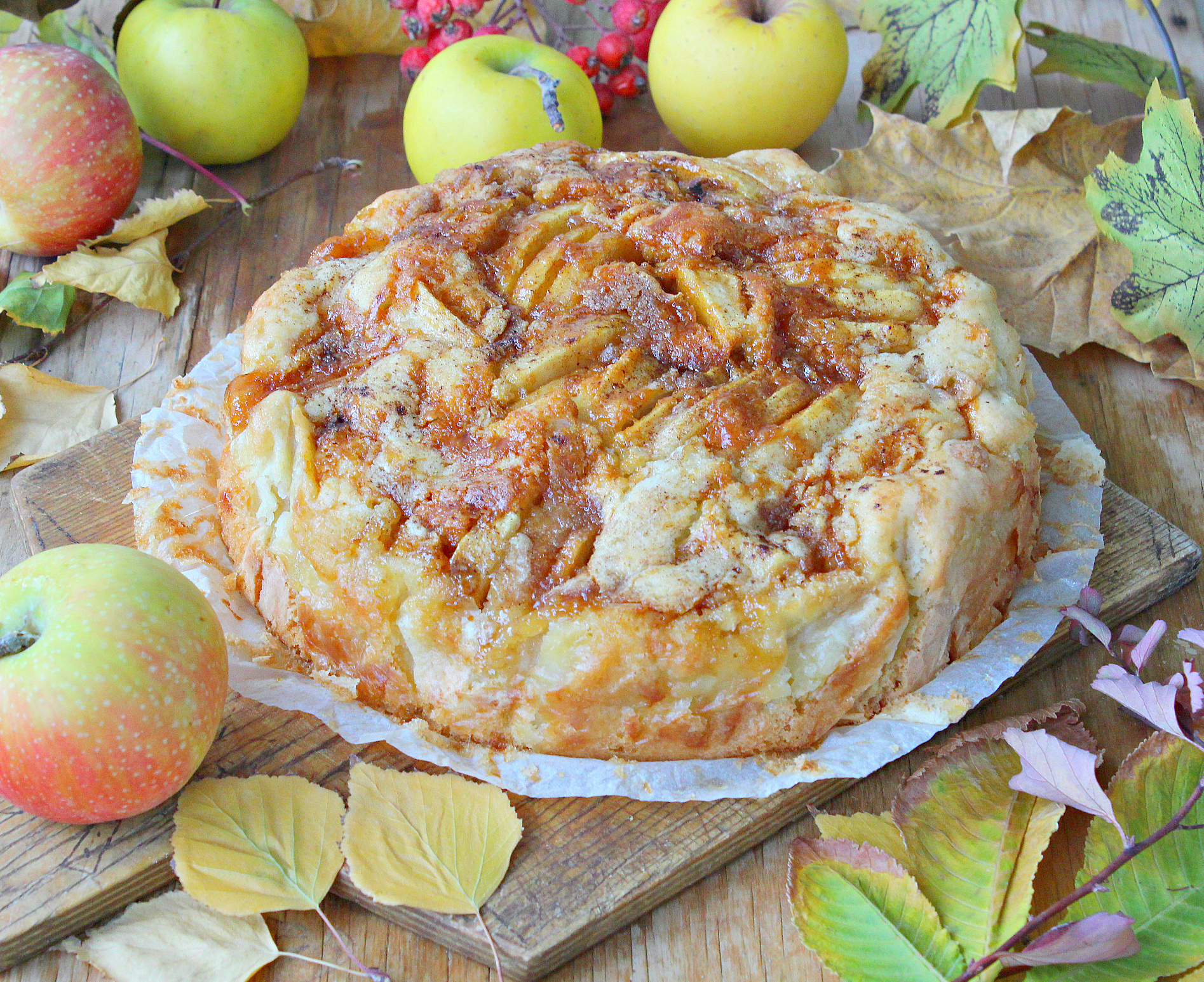 Фото к рецепту: Яблочный пирог "карамельная гармошка"