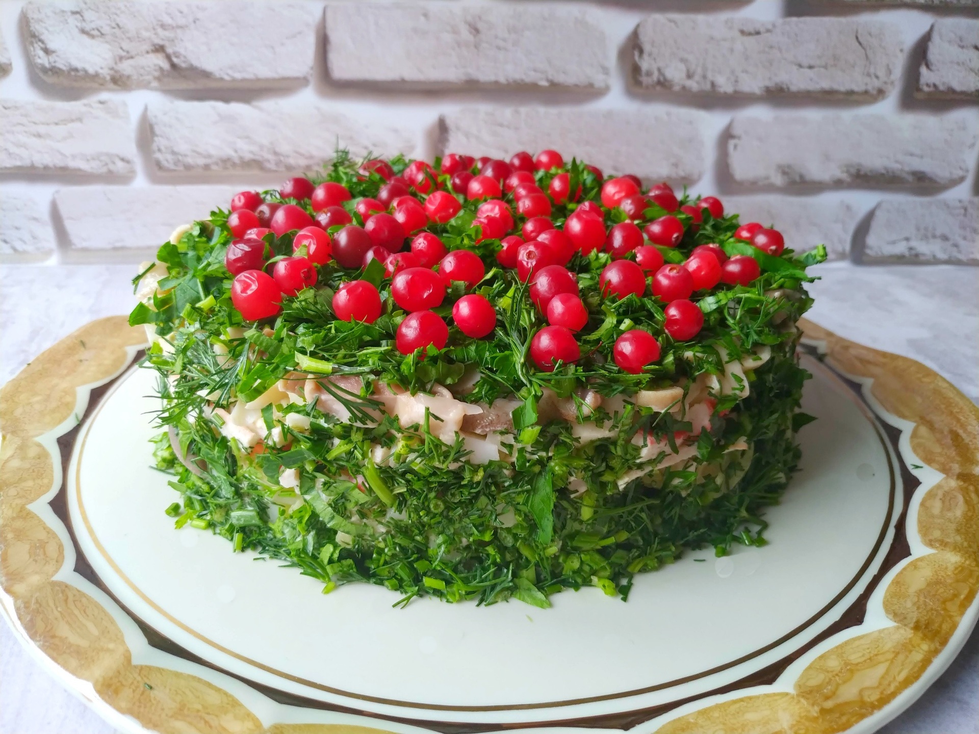 Фото к рецепту: Слоеный салат «сосновый бор»