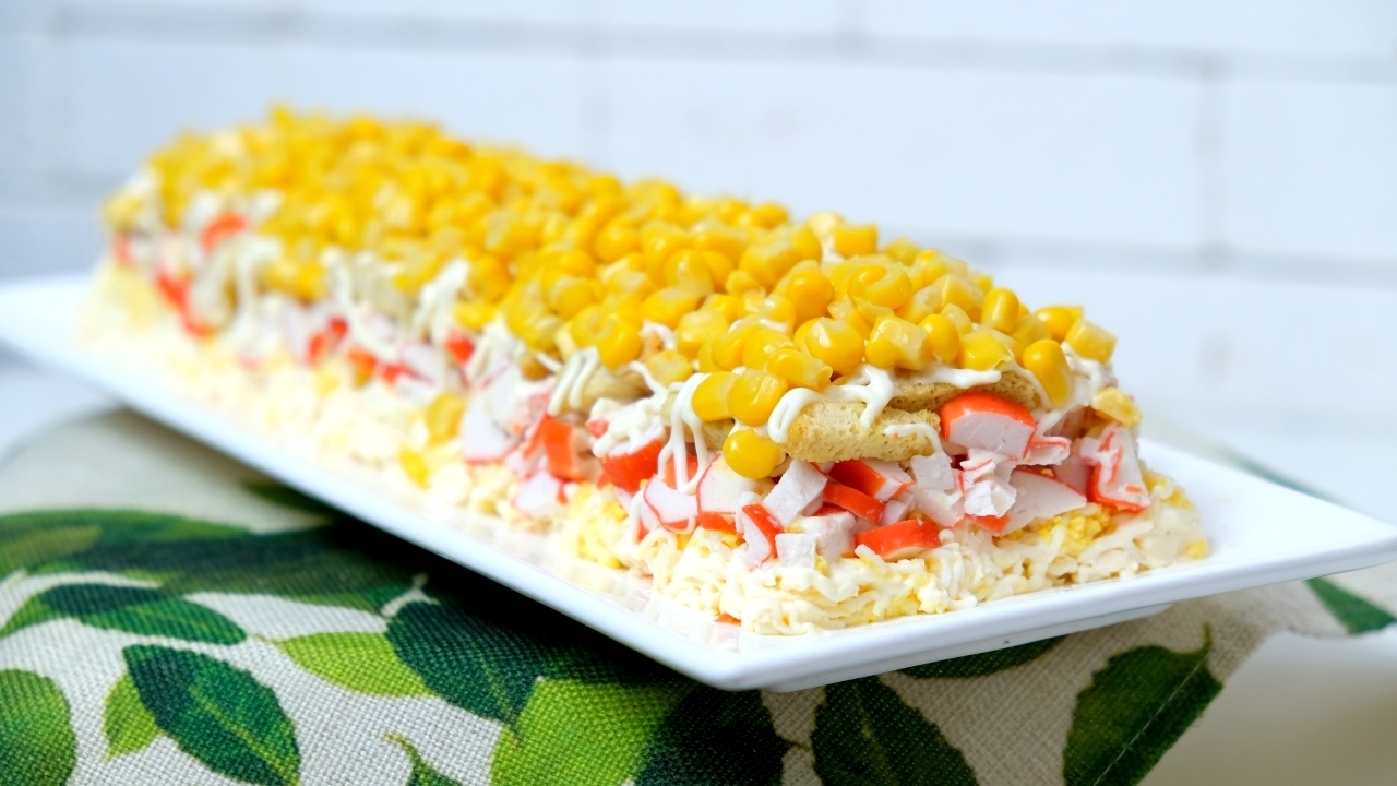 Фото к рецепту: Крабовый салат «новинка» с сухариками и плавленым сыром