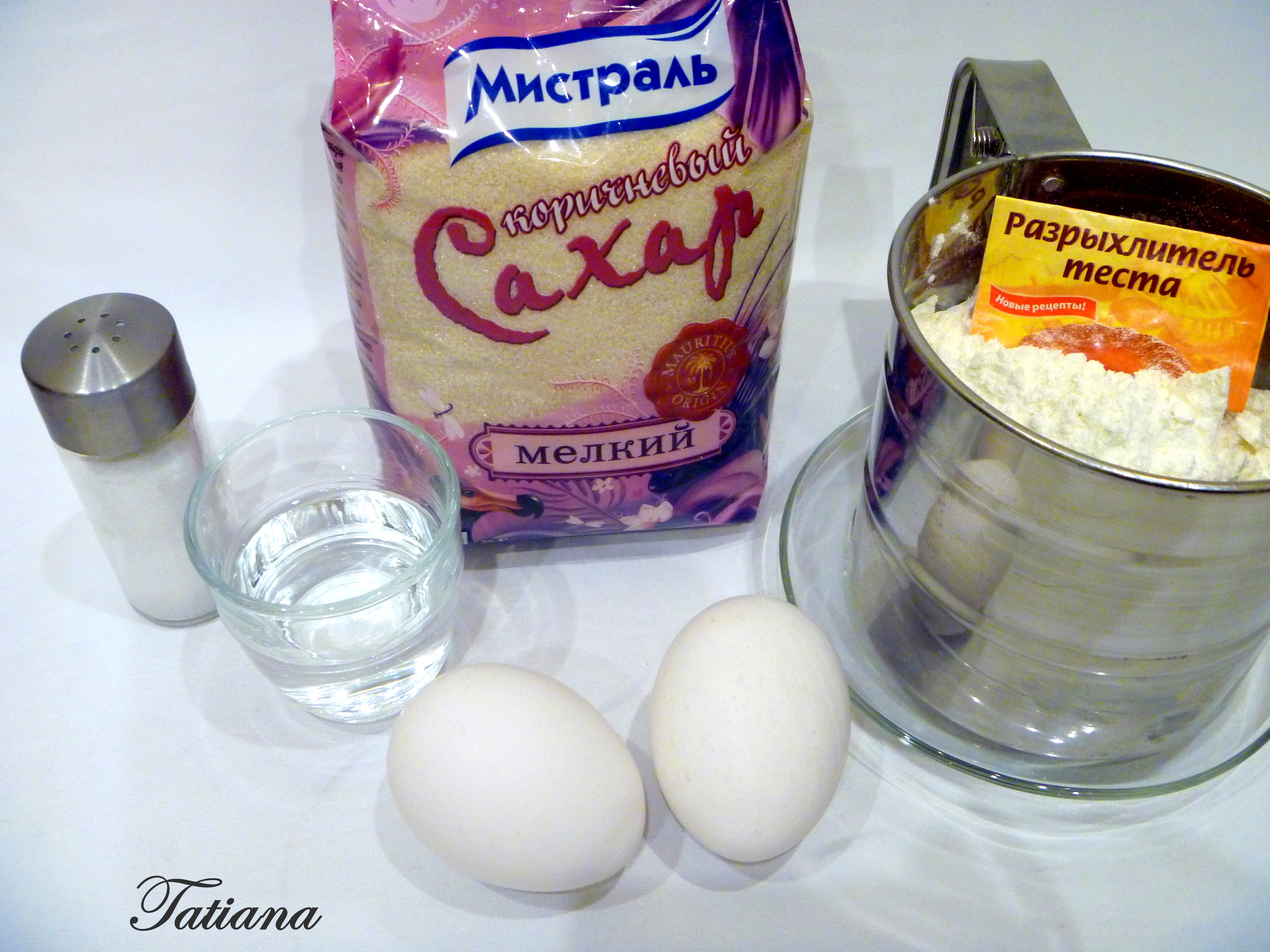 Пирожные бисквитные с йогуртово-сливочным кремом, клюквой и бананами: шаг 1