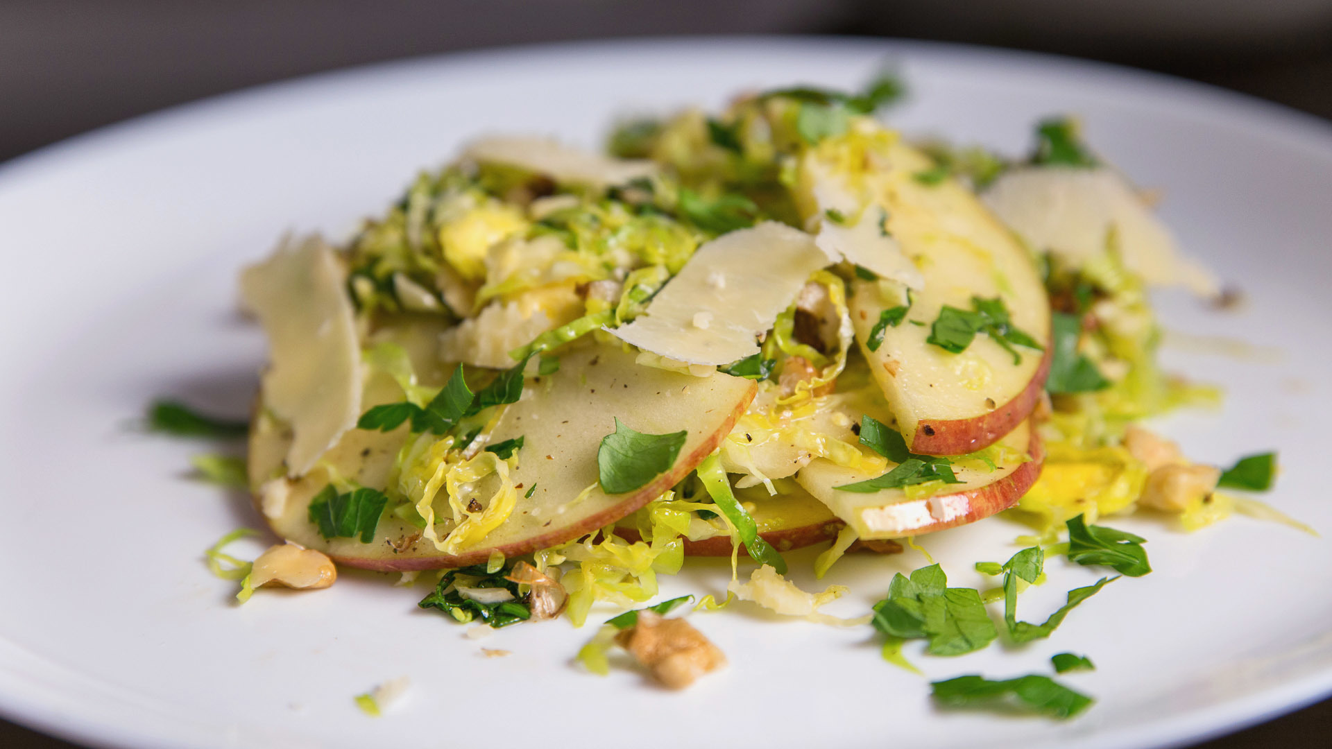 Фото к рецепту: салат с брюссельской капустой