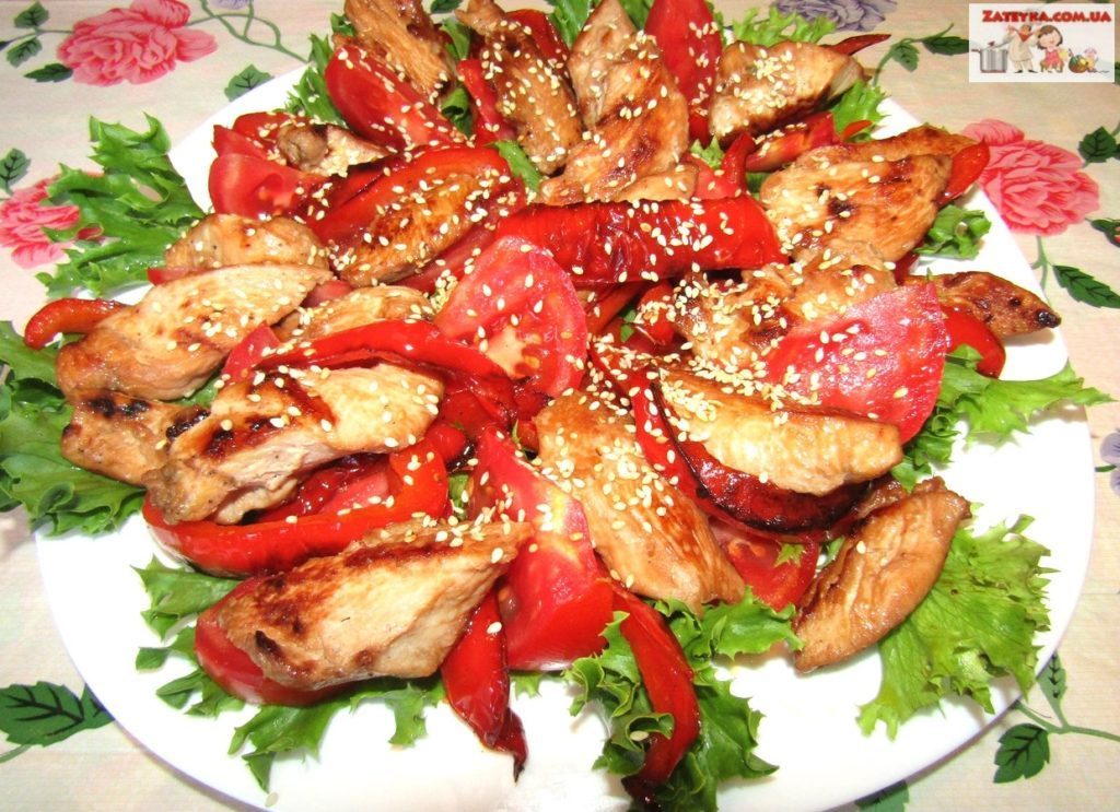 Фото к рецепту: Теплый салат с курицей, помидорами и перцем