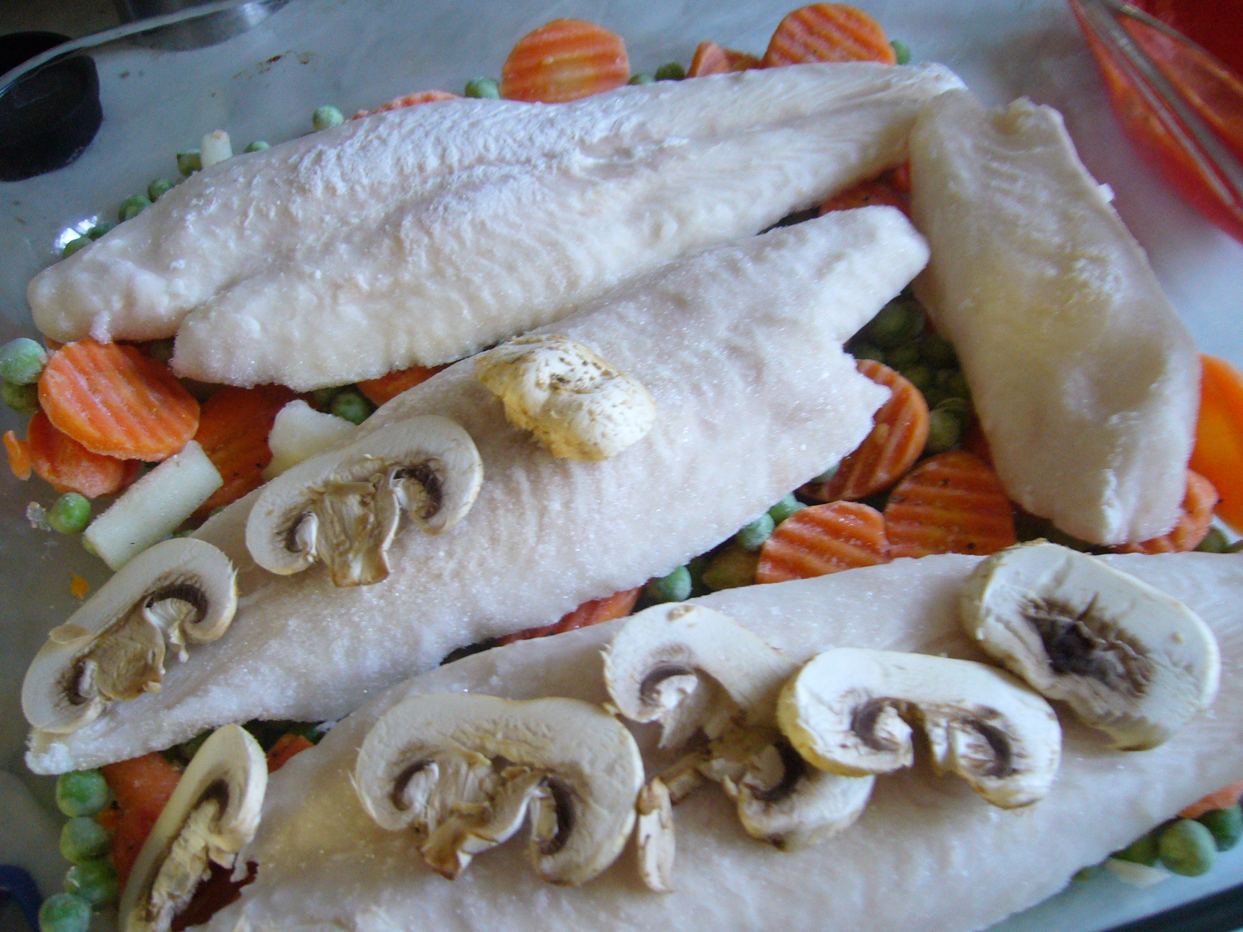Рыба тушеная с овощами и грибами: шаг 3