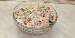 Быстрый салат за 5 минут — из мивины и крабовых палочек