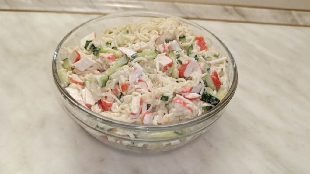 Фото к рецепту: Быстрый салат за 5 минут - из мивины и крабовых палочек