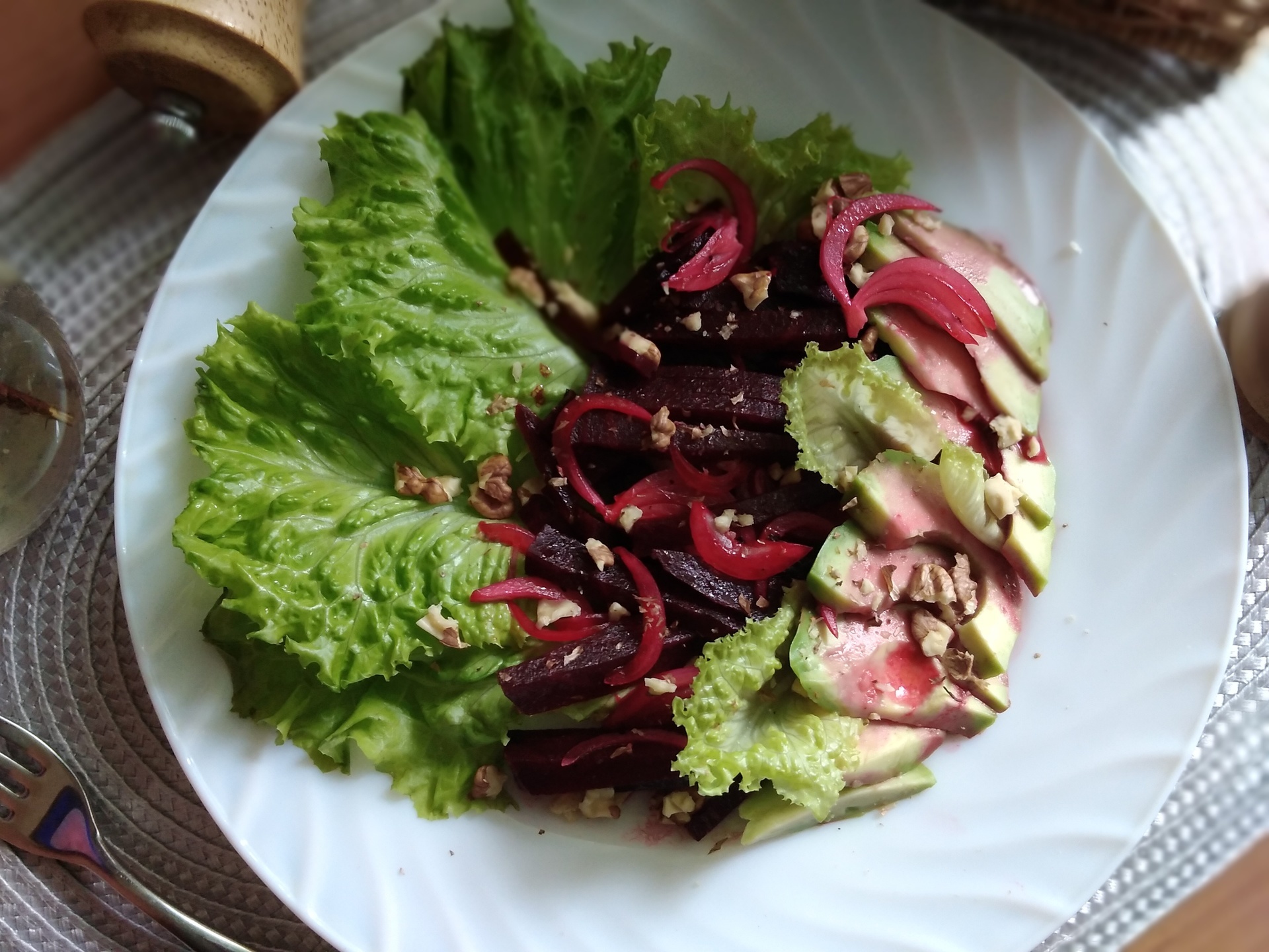 Фото к рецепту: Свекольный салат с авокадо #постныйстол